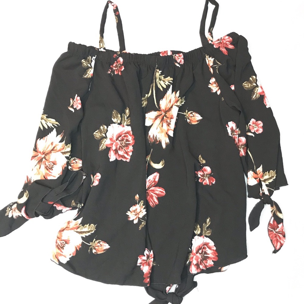 Off shoulder with strap, loose flowered shirt🌸🌺